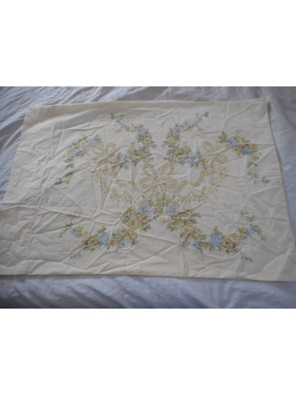 Vintage floral bow cream tan blue 50/50 cotton poly Standard Pillowcase